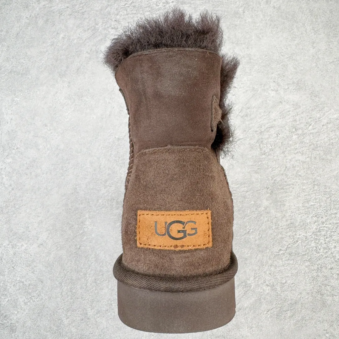 Pick up locally💰520 UGG 6422 Classic wooden buckle autumn and winter sheep fur integrated snow boots. All shoes are made from the same factory as ZP. Longfeng A-grade Australian imported sheep fur integrated women's boots. Brand OEM production line. Fully follow the ZP process. OEM original pattern maker. Adhering to the principle of no original shoes and no development selection. Pay attention to every detail. The most authentic version on the market. TREADLITE "Light Wing" technology outsole. Lightweight/durable/flexible/pile size: 35 36 37 38 39 40 Coding: by2936090